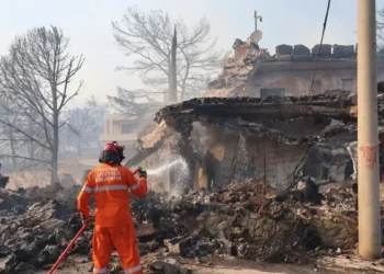 Τραγωδία στη Σαλαμίνα: 2 νεκροί από τη φωτιά σε Περιστέρια και Σελήνια – Κάηκαν σπίτια, 240 άτομα απεγκλωβίστηκαν δια θαλάσσης
