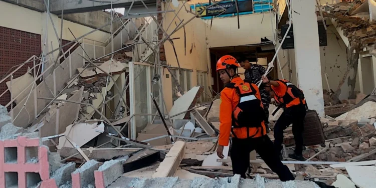 Νέος μεγάλος σεισμός στον «Δακτύλιο της Φωτιάς»: 7,7 Ρίχτερ χτύπησαν την Ινδονησία, 20 νεκροί, κατέρρευσαν κτήρια, δείτε βίντεο