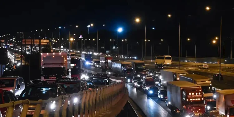 Μποτιλιάρισμα στις εισόδους για Αθήνα και Θεσσαλονίκη, αυξημένη κίνηση στον Πειραιά