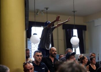 Έξαλλοι κτηνοτρόφοι μπούκαραν στη συνεδρίαση για τον αφθώδη πυρετό στη Λέσβο, παραιτήθηκαν δύο άτομα(Βίντεο)