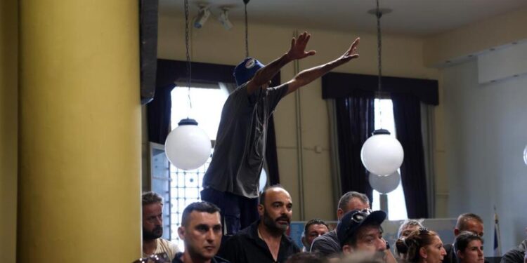 Έξαλλοι κτηνοτρόφοι μπούκαραν στη συνεδρίαση για τον αφθώδη πυρετό στη Λέσβο, παραιτήθηκαν δύο άτομα(Βίντεο)