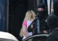 Στην Ευελπίδων η 46χρονη κατηγορούμενη για τον εμπρησμό στην Marfin, σήμερα η απολογία της, δείτε βίντεο