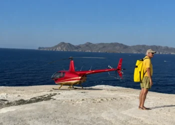 Παρέμβαση της Αρχής Πολιτικής Αεροπορίας για το ελικόπτερο που «πάρκαρε» στο Σαρακήνικο της Μήλου – Τι προβλέπει ο νόμος