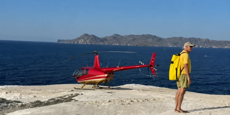 Παρέμβαση της Αρχής Πολιτικής Αεροπορίας για το ελικόπτερο που «πάρκαρε» στο Σαρακήνικο της Μήλου – Τι προβλέπει ο νόμος