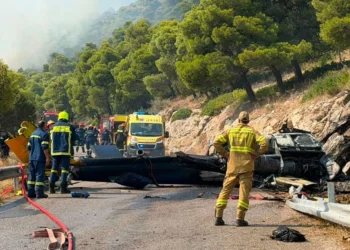 Συγκρούστηκαν δύο πυροσβεστικά ελικόπτερα που επιχειρούσαν στη φωτιά της Ψάθας: Δύο διασωθέντες, πληροφορίες για δύο νεκρούς, έναν Έλληνα και έναν Ρουμάνο