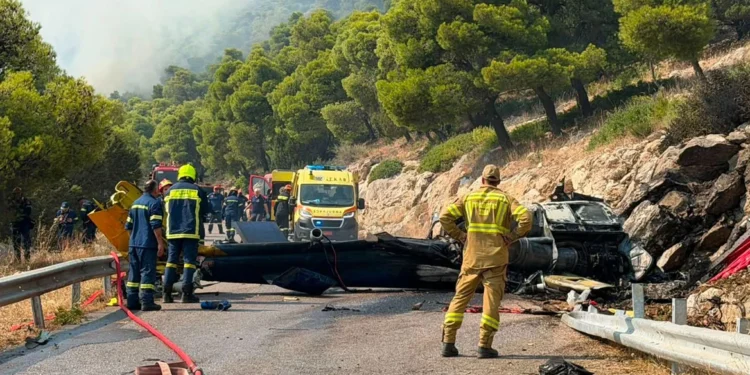 ΕΛΛΑΔΑ Ψάθα Φωτιά τώρα – Πυρκαγιές σε εξέλιξη Ελικόπτερα Σύγκρουση Συγκρούστηκαν δύο πυροσβεστικά ελικόπτερα που επιχειρούσαν στη φωτιά της Ψάθας: Δύο διασωθέντες, πληροφορίες για δύο νεκρούς, έναν Έλληνα και έναν Ρουμάνο