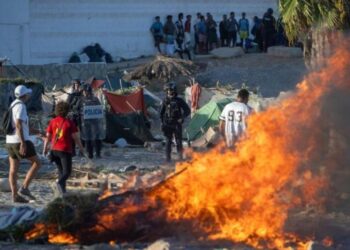 Ξεφεύγει πάλι η κατάσταση στη Θέουτα: Κάτοικοι καίνε σκηνές μεταναστών και μπλοκάρουν τη διανομή φαγητού