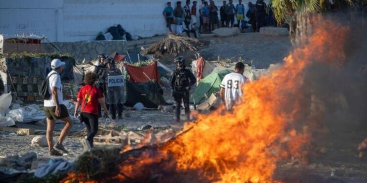 Ξεφεύγει πάλι η κατάσταση στη Θέουτα: Κάτοικοι καίνε σκηνές μεταναστών και μπλοκάρουν τη διανομή φαγητού