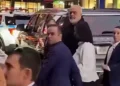 Πέταξαν αυγά στον Έντι Ράμα στη Νέα Υόρκη και εκείνος «στόλισε» τους διαδηλωτές: «Σαν υστερικές κότες» – Δείτε το βίντεο