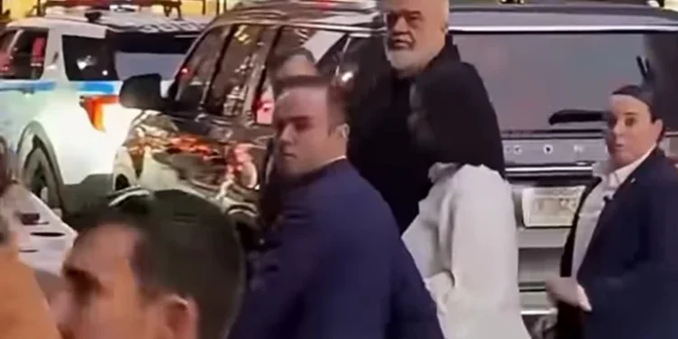Πέταξαν αυγά στον Έντι Ράμα στη Νέα Υόρκη και εκείνος «στόλισε» τους διαδηλωτές: «Σαν υστερικές κότες» – Δείτε το βίντεο