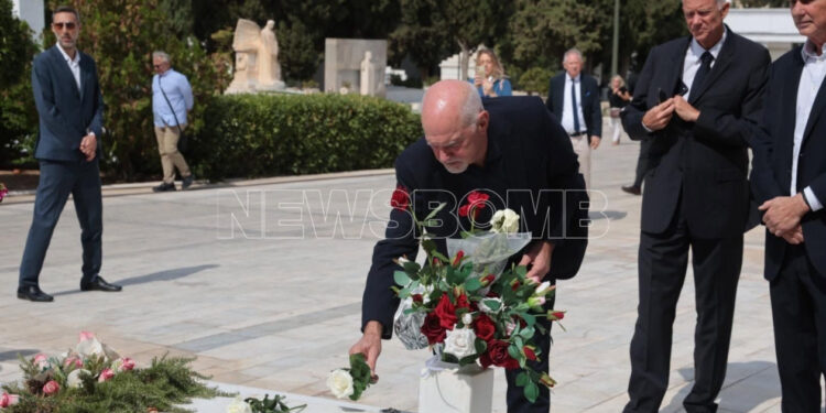 Στον τάφο του Ανδρέα τα παιδιά του Παπανδρέου μετά την κηδεία της Μαργαρίτας