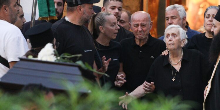 Στο νοσοκομείο η μητέρα του Γιώργου Μαζωνάκη – Τι συνέβη