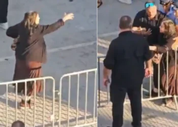 Νίκαια: Η στιγμή που η Ελένη Λουκά κάνει «έφοδο» στο λαϊκό προσκύνημα για τον Γιώργο Μαζωνάκη (vid)