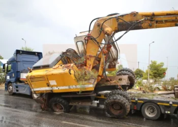 Μπουλντόζα έφυγε πάνω από νταλίκα που «δίπλωσε» στη λεωφ. Βουλιαγμένης, δείτε βίντεο