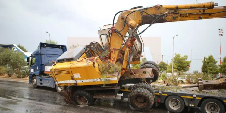Μπουλντόζα έφυγε πάνω από νταλίκα που «δίπλωσε» στη λεωφ. Βουλιαγμένης, δείτε βίντεο
