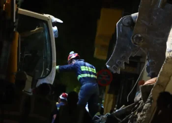 Έκρηξη στην Πλάκα: Αγωνία για 6 άτομα, συνεχίζονται οι έρευνες στα συντρίμμια του κτιρίου – Βομβαρδισμένο τοπίο η Λυσικράτους
