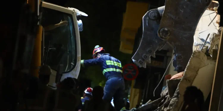Έκρηξη στην Πλάκα: Αγωνία για 6 άτομα, συνεχίζονται οι έρευνες στα συντρίμμια του κτιρίου – Βομβαρδισμένο τοπίο η Λυσικράτους