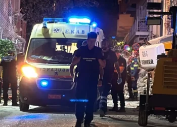 Έκρηξη στην Πλάκα: Γυναίκα ανασύρθηκε νεκρή από τα ερείπια του κτιρίου – Αγωνία για πέντε αγνοούμενους