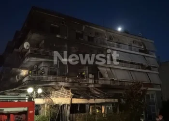 Νέα Ιωνία: Μεγάλη φωτιά σε πολυκατοικία, ξεκίνησε από καφετέρια – Απεγκλωβίστηκαν ένοικοι
