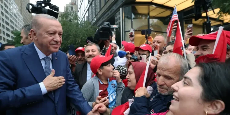 Σόου Ταγίπ Ερντογάν στη Νέα Υόρκη: Υποδοχή Μεσσία από Τούρκους στα γραφεία του ΟΗΕ