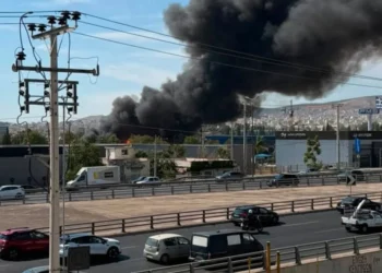 Μεγάλη φωτιά στον Ρέντη – Καίγονται λάστιχα και παλέτες