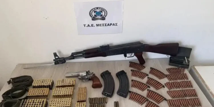 Ηράκλειο: 60χρονος είχε οπλοστάσιο στα Βορίζια – Κατασχέθηκαν καλάσνικοφ, περίστροφο και 869 φυσίγγια