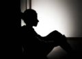 Θεσσαλονίκη: Με δυο Αφγανούς ήταν η 13χρονη – Πήδηξε από το μπαλκόνι όταν έφτασε η Αστυνομία