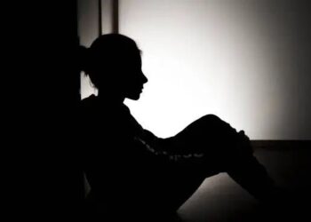 Θεσσαλονίκη: Με δυο Αφγανούς ήταν η 13χρονη – Πήδηξε από το μπαλκόνι όταν έφτασε η Αστυνομία