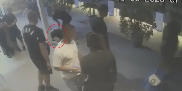 Χαλκιδική: Βίντεο ντοκουμέντο από τον άγριο ξυλοδαρμό 27χρονου τουρίστα σε μπαρ – «Με κυνήγησαν και άρχισαν να με χτυπάνε»