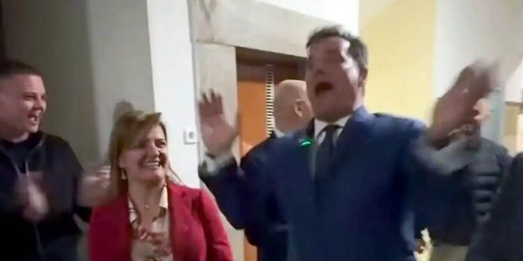 Άδωνις Γεωργιάδης: Viral βίντεο του υπουργού Υγείας που φωνάζει εν χορώ «και α και ου και ΔΑΠ/ΝΔΦΚ»