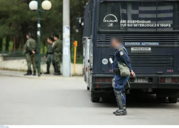 Σοκ στη Θεσσαλονίκη: 42χρονος αστυνομικός αυτοκτόνησε με το όπλο του σε υπηρεσιακό λεωφορείο