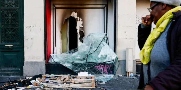 Επεισόδια στη Γαλλία: Πανάκριβες τσάντες και καλλυντικά από το πλιάτσικο στα καταστήματα πωλούνται online