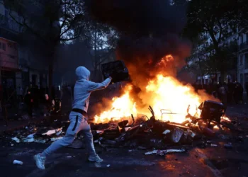 Πεδίο μάχης η Γαλλία από τις διαδηλώσεις: 800.000 βγήκαν στους δρόμους – 150 τραυματίες αστυνομικοί, 1.200 συλλήψεις και τεράστιες ζημιές