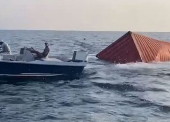 Απίστευτες εικόνες στα στενά του Ορμούζ: Ιρανοί… ψαρεύουν iPhone και αρώματα από κοντέινερ