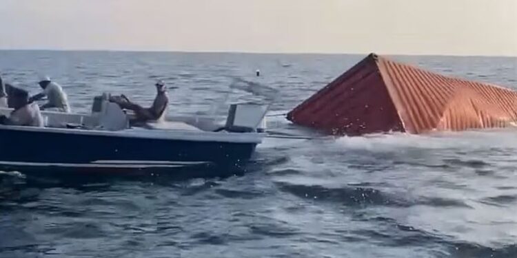 Απίστευτες εικόνες στα στενά του Ορμούζ: Ιρανοί… ψαρεύουν iPhone και αρώματα από κοντέινερ