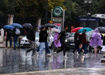 Η κακοκαιρία δείχνει και σήμερα τα «δόντια» της -«Red Code» σε 8 περιοχές, ισχυροί άνεμοι έως 100 χλμ./ώρα και κλειστά σχολεία