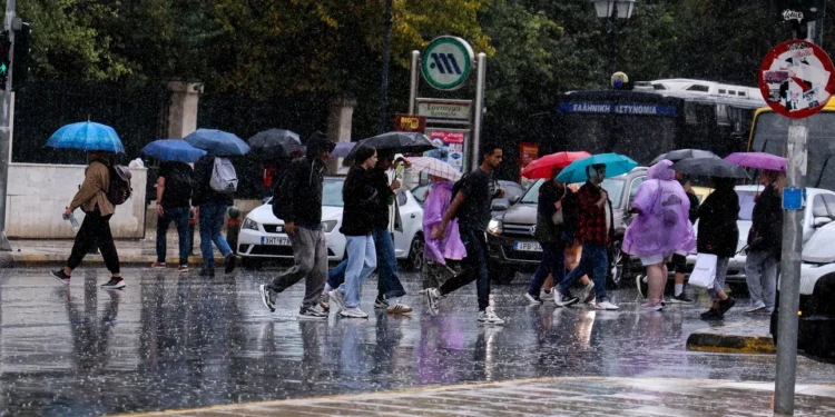 Η κακοκαιρία δείχνει και σήμερα τα «δόντια» της -«Red Code» σε 8 περιοχές, ισχυροί άνεμοι έως 100 χλμ./ώρα και κλειστά σχολεία