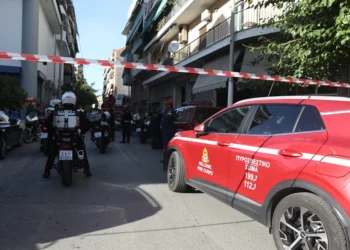 Έκρηξη σε κτίριο στον Κολωνό με 4 τραυματίες, ανάμεσά τους δύο αστυνομικοί – Ο εκρηκτικός μηχανισμός που ήταν κρυμμένος στην τσάντα