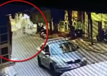 Κολωνός: Βίντεο ντοκουμέντο – Η στιγμή της έκρηξης της παγιδευμένης σακούλας με τα ναρκωτικά