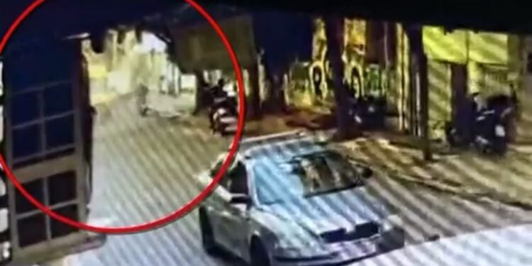 Κολωνός: Βίντεο ντοκουμέντο – Η στιγμή της έκρηξης της παγιδευμένης σακούλας με τα ναρκωτικά