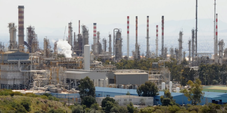 Άγιοι Θεόδωροι: Έκρηξη στην Motor Oil – Αναφορές για τραυματίες, οι 2 σε κρίσιμη κατάσταση